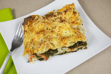 lasagne au saumon et épinards dans une assiette