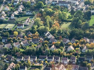 vue aérienne de la ville de Morainvilliers à l'automne dans les Yvelines en France