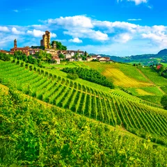 Tuinposter Langhe wijngaarden zonsondergang panorama, Serralunga Alba, Piemonte, Italië Europa. © stevanzz