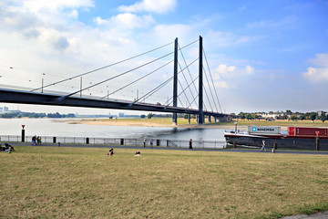 Fototapeta na wymiar The Rheinkniebruecke bridge
