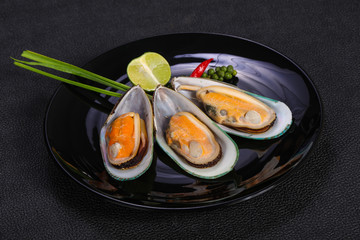 Half mussels with lime and pepper