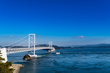大鳴門橋渦潮の海峡を通過する船舶