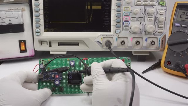 Measuring electrical signals with an oscilloscope in the laboratory