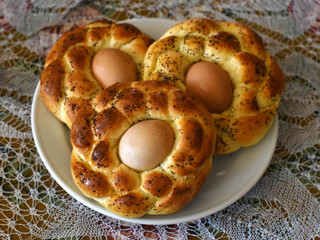 Easter cake.  Delicious Easter bread ring and eggs.  Tradicional easter food composition. 