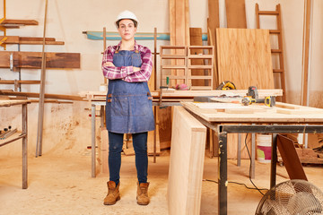 Frau mit Schutzhelm als Handwerker Lehrling