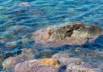 Vulkangestein und klares Meerwasser an der Küste Insel Nisyros Griechenland