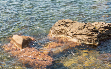 Vulkangestein und klares Meerwasser an der Küste Insel Nisyros Griechenland