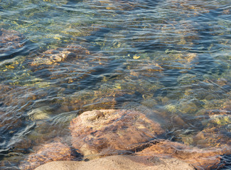 Vulkangestein und klares Meerwasser an der Küste Insel Nisyros Griechenland