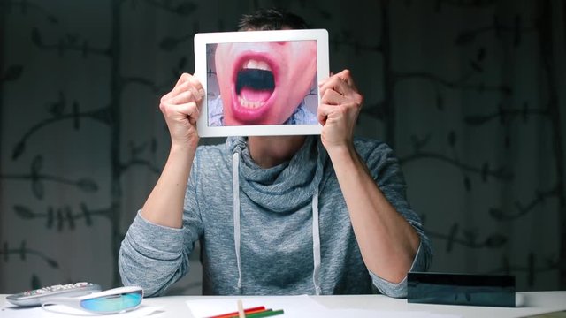 Tablet screen on which a man sings a song.