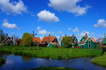 Fototapeta na wymiar the windmill in Zaanse Schans, the netherlands