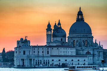 Fototapeta na wymiar Breathtaking sunset over the lagoon of Venice and the Basilica of Santa Maria de la Salud