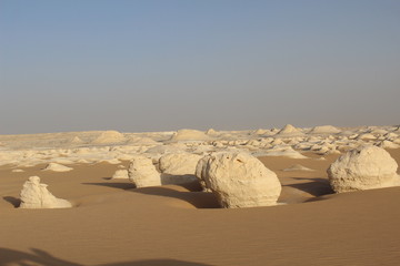 Fototapeta na wymiar Beautiful Rock formation in the white desert in Farafra Oasis in Egypt