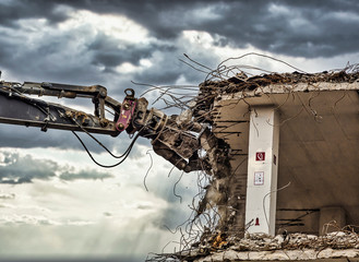 Bürohaus Baujahr 1950 wird innerhalb von 2 Wochen geschliefen. Riesige Maschinen machen es möglich