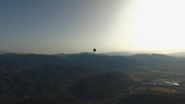 Globo aerost&aacute;tico en el aire