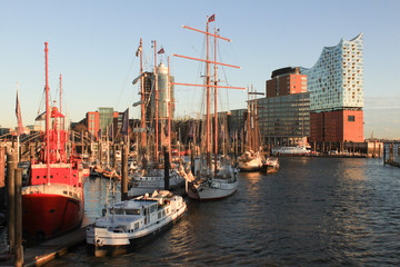 Naklejka premium Hamburger Hafen an der HafenCity (Blick von der Überseebrücke)
