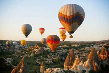 Obraz premium Colorful hot air balloons in Goreme national park, Cappadocia, Turkey