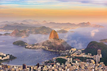 Photo sur Plexiglas Rio de Janeiro La montagne Sugarloaf et Botafogo à Rio de Janeiro au coucher du soleil, Brésil