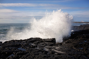 Fototapeta na wymiar Big waves crashing in rocks on the south west coast on Iceland
