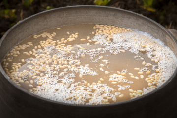 大豆・味噌作り（工程写真）：大釜で茹でる大量の大豆と泡