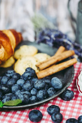Petit déjeuner thé myrtilles du jardin et biscuits cannelle