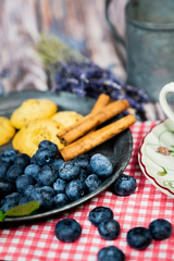 Myrtilles fraiches thé et biscuits cannelle