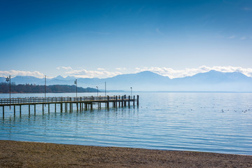 Steg am See und Berge - Winter am Chiemsee