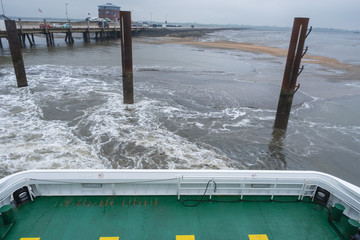 Eine Fähre verläßt die Anlegestelle