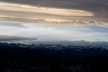 Sonnenuntergang bei hoher Wolkendecke