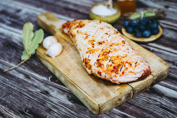 Préparation d'un magret de canard avec sauce au miel et myrtilles