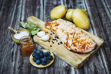 Préparation d'un magret de canard avec sauce au miel et myrtilles