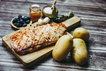 Préparation d'un magret de canard avec sauce au miel et myrtilles