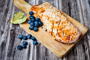 Préparation d'un magret de canard avec sauce au miel et myrtilles