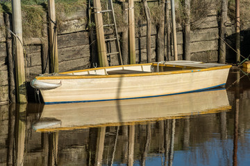 BASSIN D'ARCACHON (France), barque dans un port de pêche