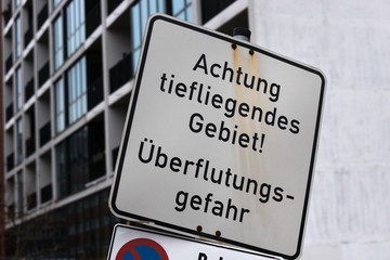 Obraz premium überflutungsgefahr schild hamburg