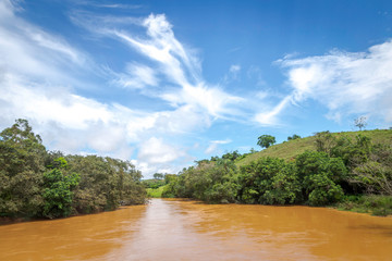 Vista de trecho em curva do Rio Pomba, em Guarani, estado de Minas Gerais, Brasil