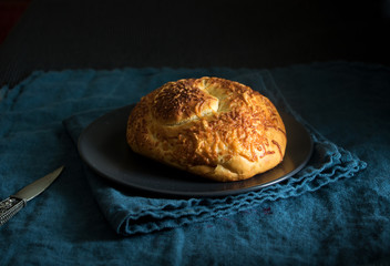 goldbraunes brötchen mit käse und schinken gefüllt