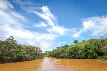 Vista de trecho em curva do Rio Pomba, em Guarani, estado de Minas Gerais, Brasil