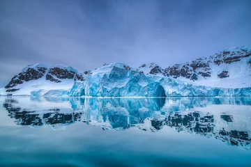 Gordijnen Picturesque reflection of a glacier in sea water © Nora Yusuf