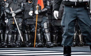 街の平和を守る警察の機動隊