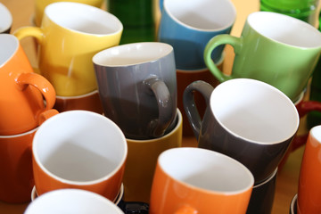 bunte kaffee tee becher in verschiedenen farben