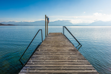 Obraz premium Steg am See und Berge - Chiemsee im Winter