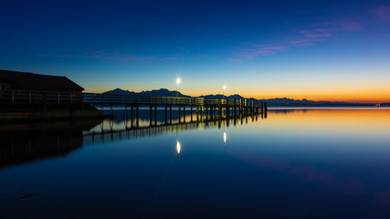 Steg am See und Berge am Abend - Chiemsee