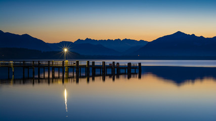 Steg am See und Berge - Alpen am Chiemsee am Abend