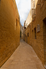 Fototapeta na wymiar tiny narrow empty street in Mdina