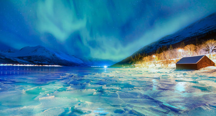 Nordlichter (Aurora borealis) am Himmel über Tromso, Norwegen