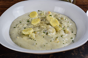 clam chowder  with oyster crackers and seasoning
