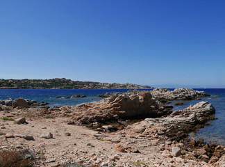 suggestiva immagine dell'isola de La Maddalena in Srdegna, tra scogli, mare limpido e macchia mediterranea