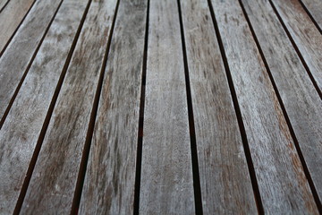 Tablones de madera desgastados de una mesa vieja en perspectiva