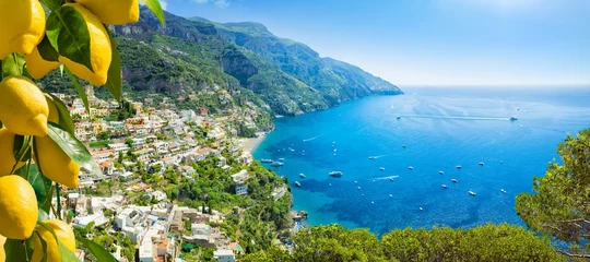 Foto auf Acrylglas Strand von Positano, Amalfiküste, Italien Schönes Positano und klares blaues Meer an der Amalfiküste in Kampanien, Italien. Die Amalfiküste ist ein beliebtes Reise- und Urlaubsziel in Europa.