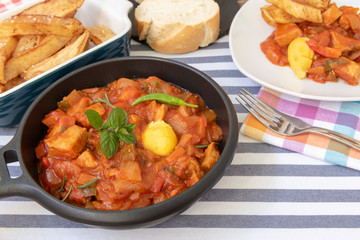 Sartén con carne en tomates